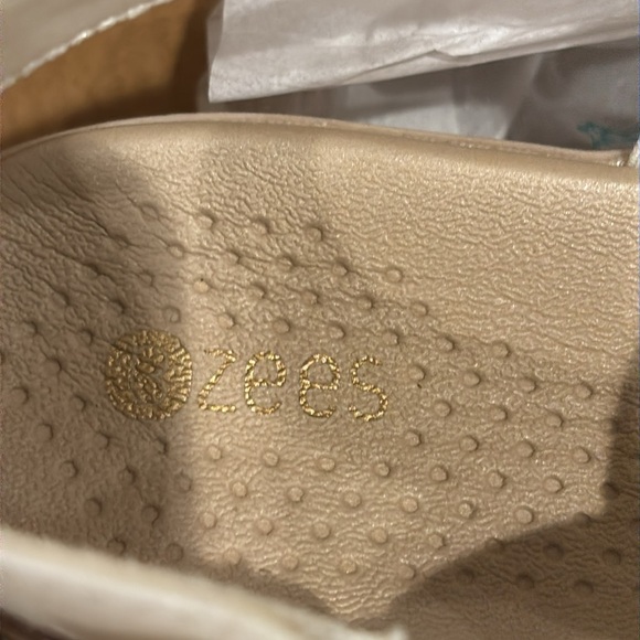 NIB Bzees Bravo Sandal in Bright White Sz 10M - Picture 10 of 12